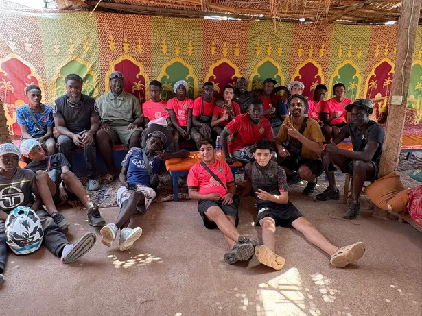 Les jeunes du séjour réunis sous une tente marocaine aux tentures colorées.