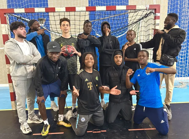 Les joueurs d’une équipe du tournoi de futsal, réunis devant le but.